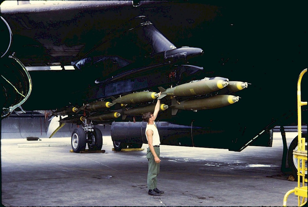 B-52 pylon with 500 lb bombs